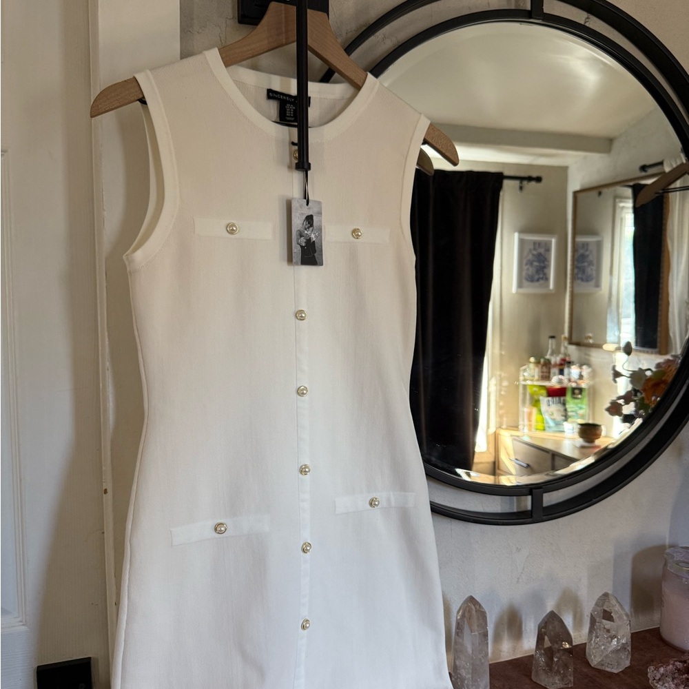 Elegant White Sleeveless Dress